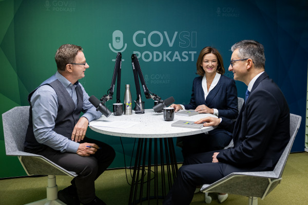 Merše in Lukšič o predsedničinem ter vladnem podkastu